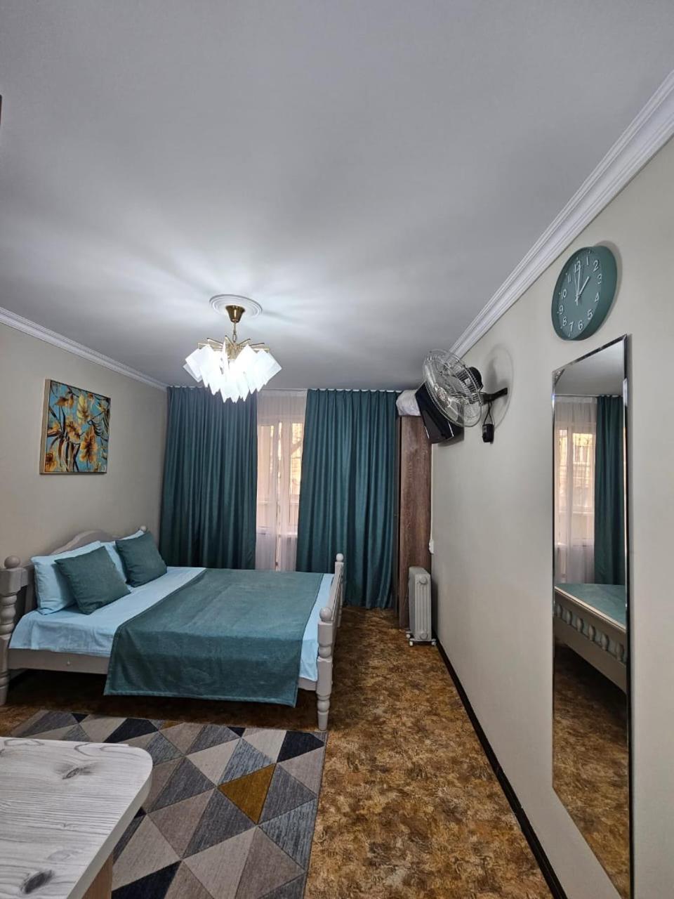 Апартаменты На Улице Клочкова, 128 Alma-Ata Buitenkant foto